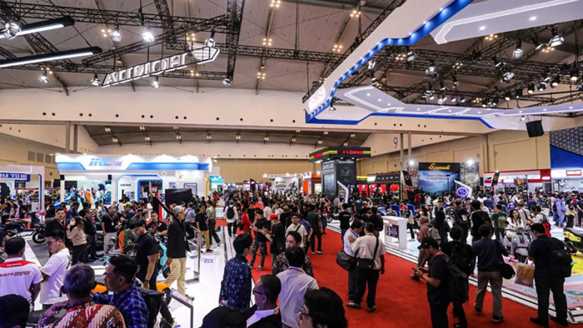 Suasana pameran Indonesia Motorcycle Show (IMOS) 2025 di Indonesia Convention Exhibition (ICE) BSD, Tangerang. (JawaPos.com)