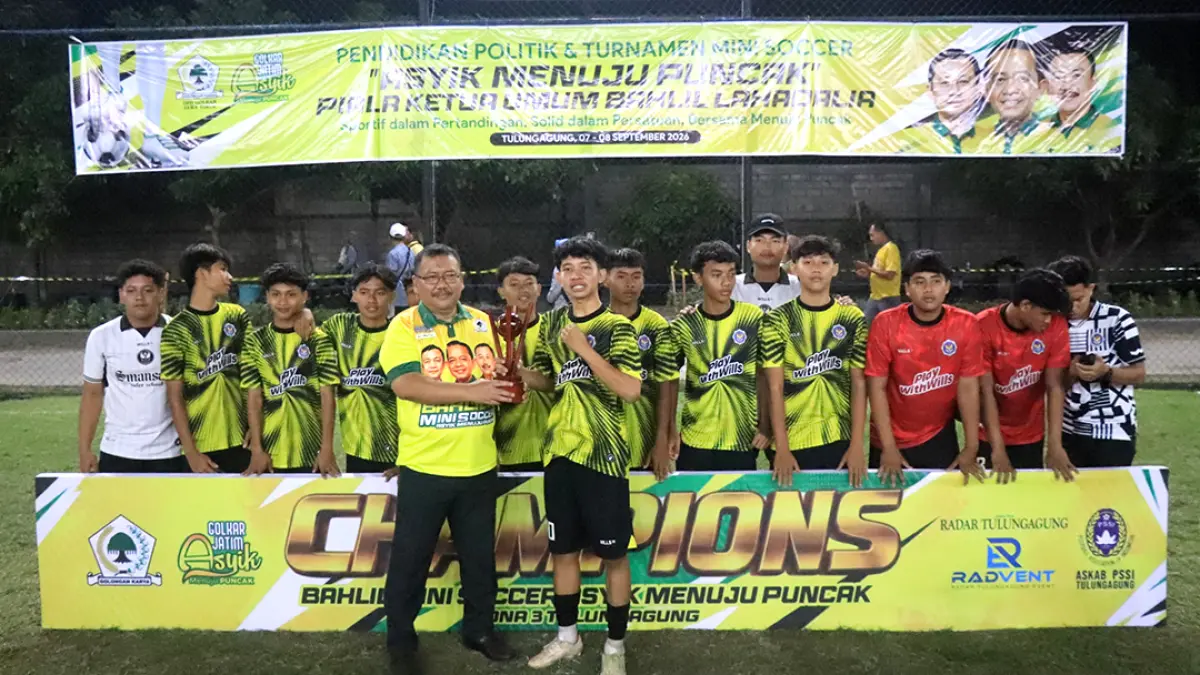 SEMRINGAH: Ketua DPD Partai Golkar Jawa Timur Ali Mufthi menyerahkan piala juara 1 Bahlil Mini Soccer Asyik Menuju Puncak Zona 3 Tulungagung pada tim SMAN 1 Kauman usai partai final yang menegangkan pada Selasa malam (8/9). (Devrat Ramanda/Radar Tulungagung)