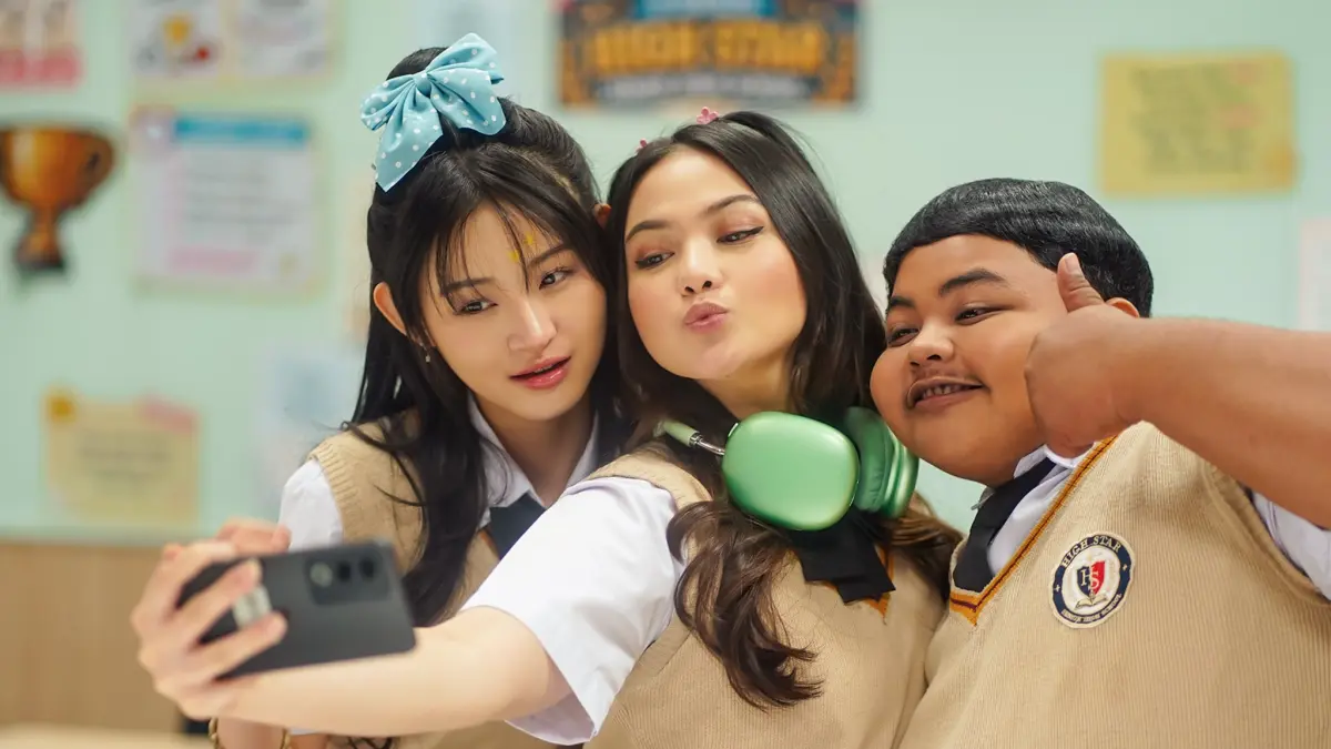 Kaizen, Annet, dan Rob menghadapi konflik baru dalam Viu Original Garam Muda ketika kedekatan Annet dan Rob dirancang menjadi bagian dari strategi untuk mengembalikan popularitas K-BAL. (Viu)