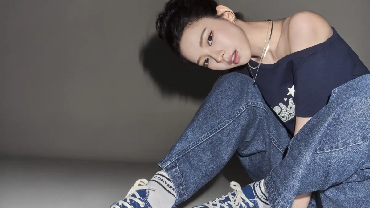 KARINA aespa mengenakan Converse Chuck 70X dalam paduan gaya retro Y2K dan sentuhan futuristik, mencerminkan konsep “infinite possibility” yang diusung koleksi terbaru Converse. (Istimewa)