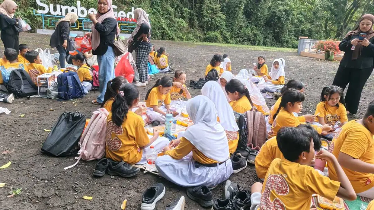 OUTDOOR LEARNING: Para siswa SDN 4 Penganjuran makan bersama di area sumber gedor, Rabu (9/9). (M Ksatria Raya/Radar Banyuwangi)