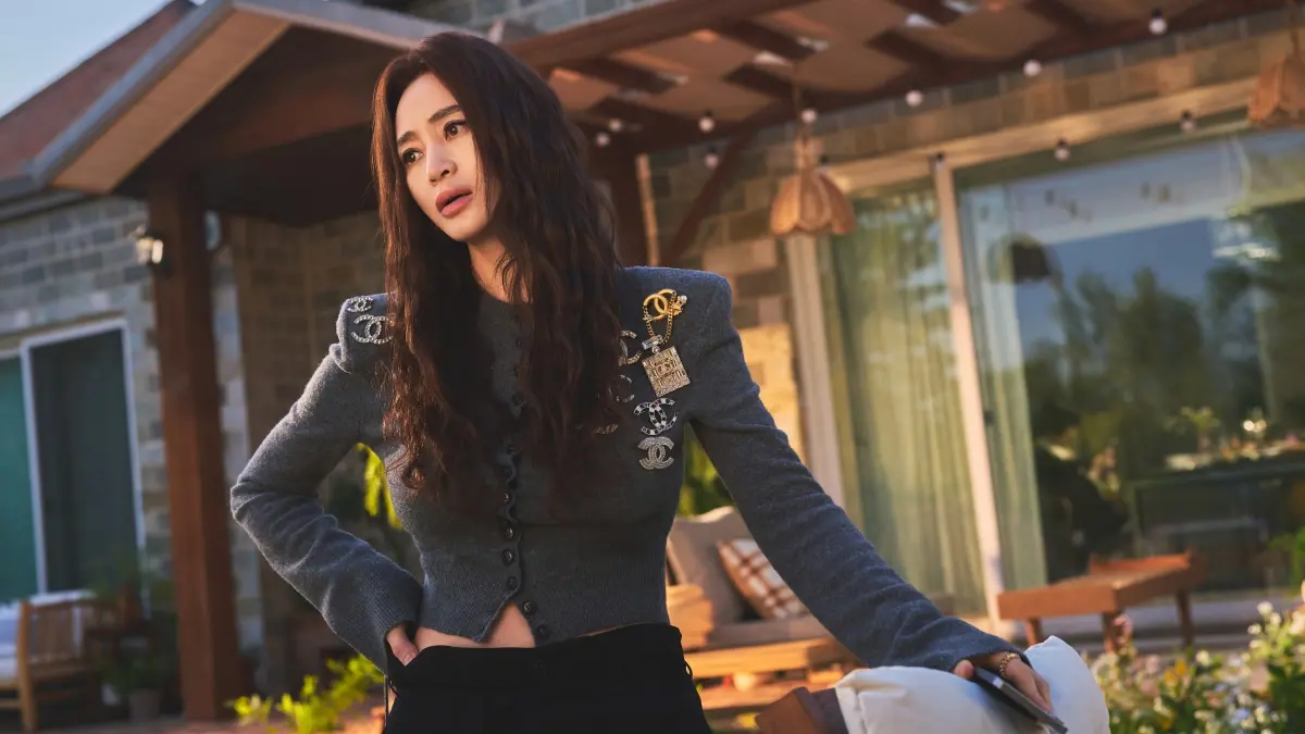 Park Kyung-hee dan Kang Soo-jung terpaksa bekerja sama menghadapi ancaman baru menjelang episode terakhir The Affair Was Just the Beginning. (Viu)
