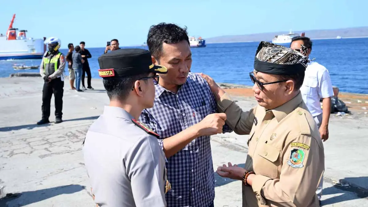 AMBIL PERAN: Ketua DPRD Made Cahyana Negara berbincang dengan Wabup Mujiono dan Kapolresta Kombespol Rofiq Ripto Himawan saat meninjau Dermaga Bulusan tiga hari lalu. (Ramada Kusuma/Radar Banyuwangi)