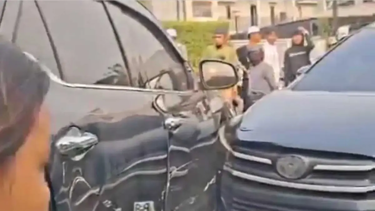 BYD M6 diduga terlibat kecelakaan maut di arah Puri Indah Mall, Jakarta Barat. (X: @adarwis)