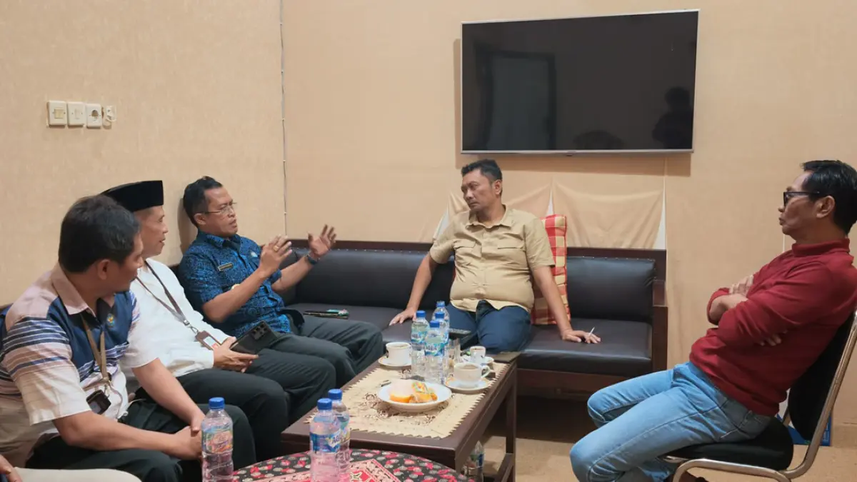 GESAH BARENG: Kepala BNNK Banyuwangi Kombespol Rachmat Kurniawan (depan kiri) berdiskusi dengan Ketua DPRD Banyuwangi I Made Cahya Negara di kantor DPRD Banyuwangi, Kamis (10/9). (Foto: BNNK Banyuwangi)