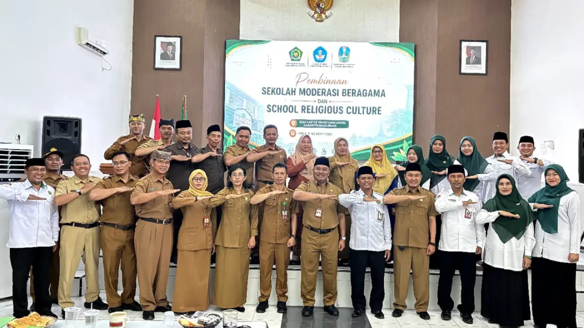 KOLABORASI 3 INSTANSI: Jajaran Kemenag, Dispendik Banyuwangi, dan Cabang Dispendik Jatim Wilayah Banyuwangi memberikan pembinaan SMB dan SRC di aula Kantor Kemenang Banyuwangi beberapa hari lalu. (Kemenag Banyuwangi)