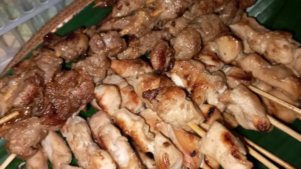 Seporsi sate dengan nasi, acar, bawang dan cabai. Berbagai pelengkap tersebut memberikan perpaduan rasa, aroma, dan tekstur yang berbeda dalam satu hidangan. (Meivira untuk Radar Banyuwangi)