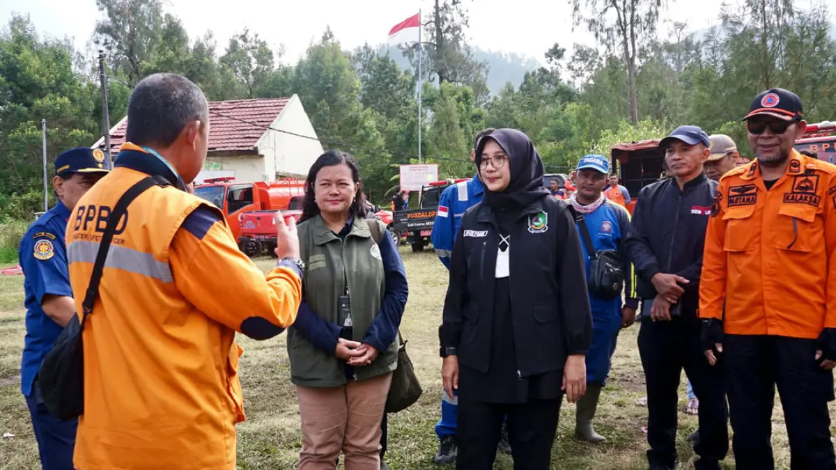 TANGGAP DARURAT: Bupati Ipuk didampingi Kalaksa BPBD Banyuwangi Partana saat memantau karhutla di area Paltuding, Senin lalu (8/9). (Ramada Kusuma/Radar Banyuwangi)