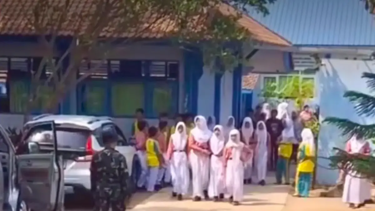 Tangkapan video di sekolah yang terdampak dugaan keracunan MBG di Pati, Jawa Tengah. (TikTok: Gembong.id via JawaPos.com)