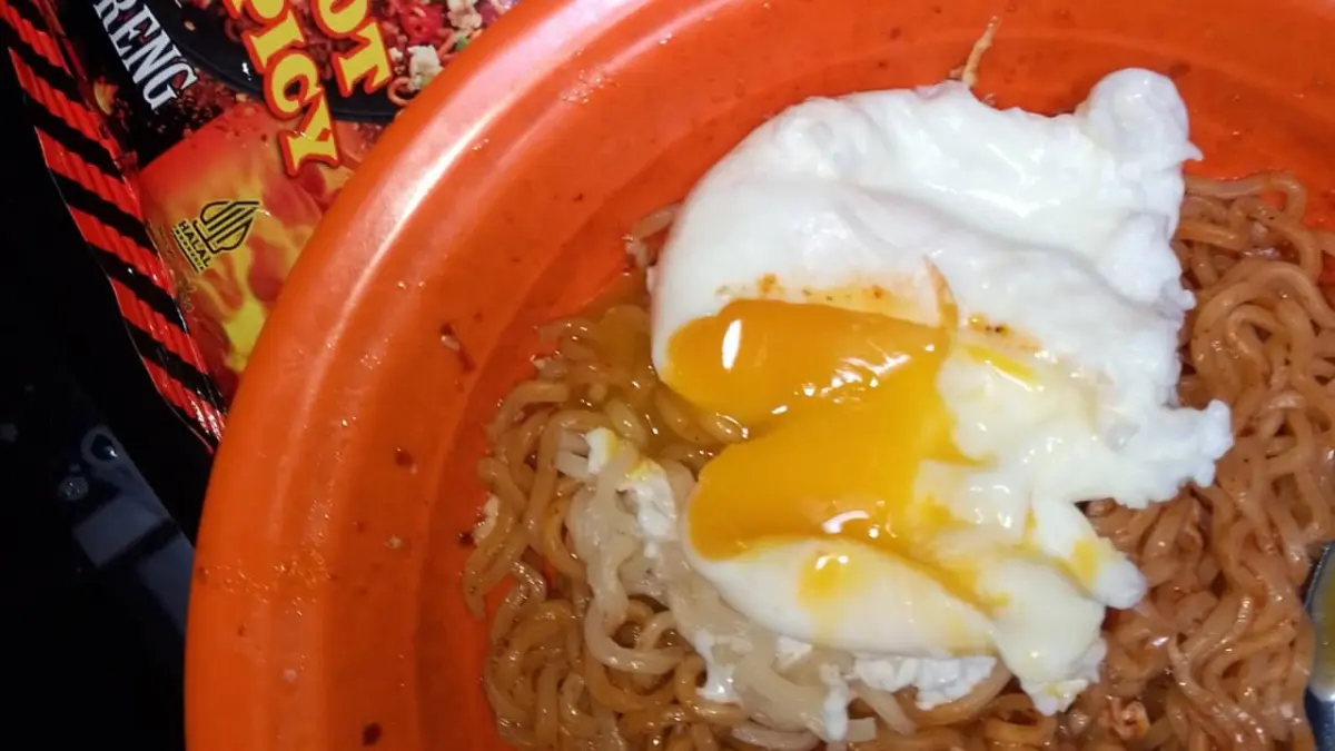 Telur setengah matang dengan kuning telur yang masih cair digemari karena teksturnya yang lembut. Namun, tingkat kematangan telur perlu diperhatikan untuk mengurangi risiko kontaminasi Salmonella. (Meivira untuk Radar Banyuwangi)