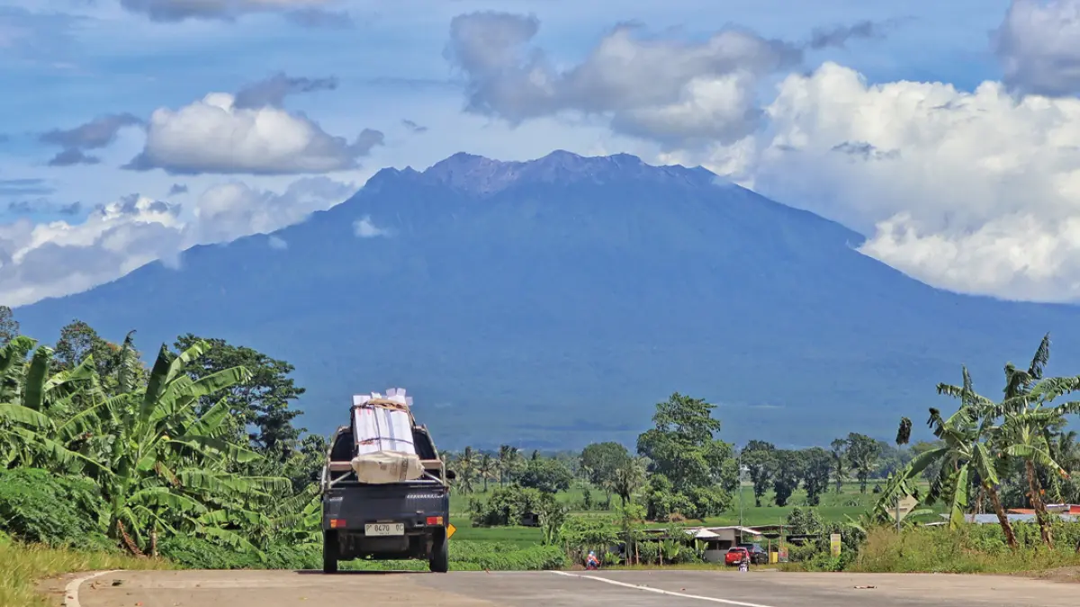TUTUP SEMENTARA: Gunung raung dipotret dari wilayah Banyuwangi beberapa waktu lalu. (Salis Ali/Radar Banyuwangi)