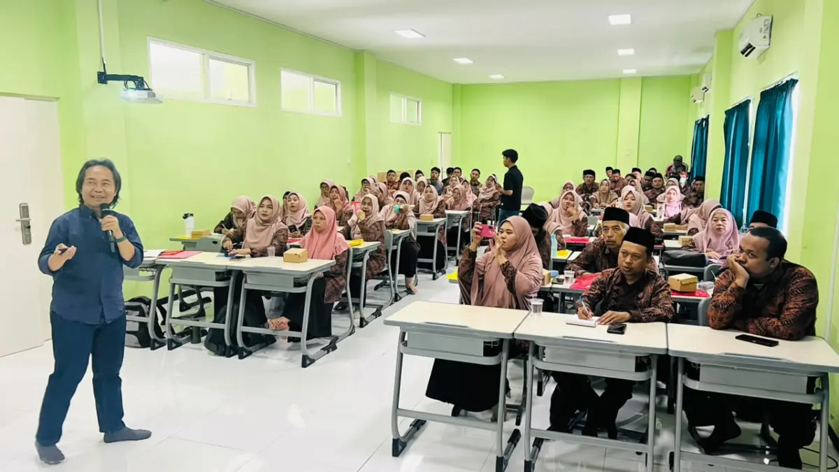 Direktur Radar Banyuwangi Samsudin Adlawi memberikan materi penulisan opini di hadapan puluhan guru dan tenaga pendidik MTs Negeri 1 Banyuwangi, Jumat (11/9). (Bagus Rio/Radar Banyuwangi)