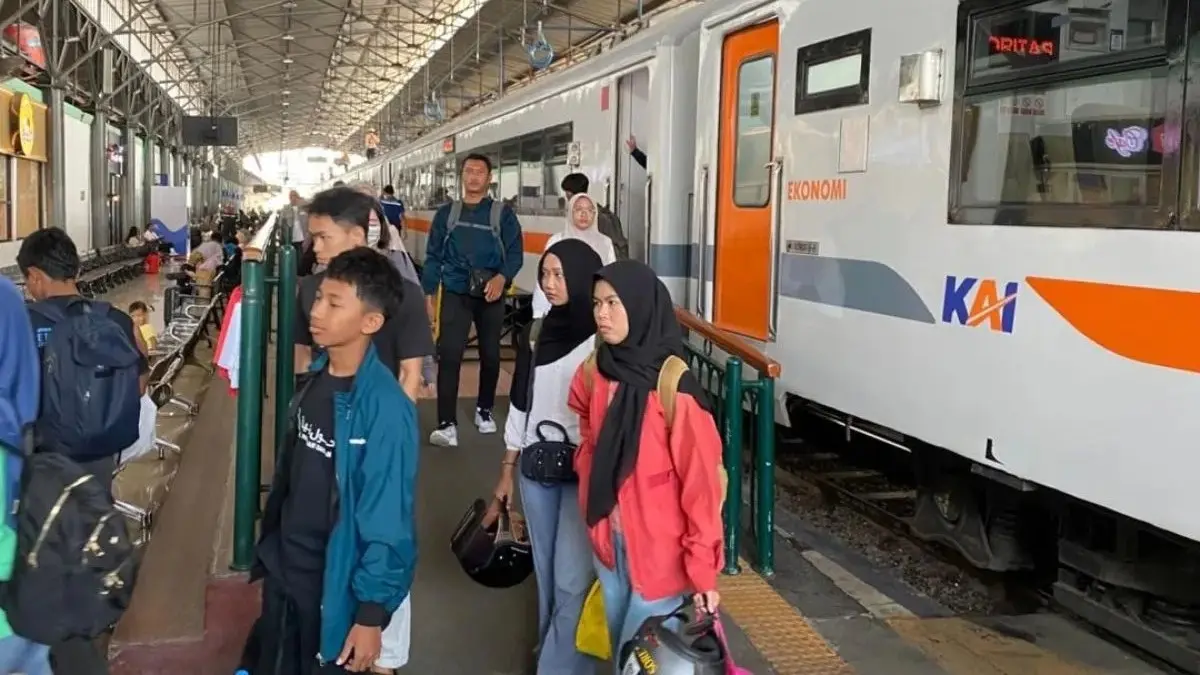 KA Kaligung saat melayani perjalanan di jalur Pantura. KAI Daop 4 Semarang menambah satu kereta ekonomi New Generation pada sejumlah perjalanan dari dan menuju Tegal sepanjang September 2026. (Antara)