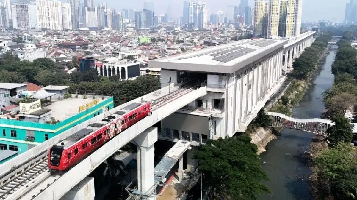 LRT Jakarta Fase 1B rute Kelapa Gading-Manggarai menjalani uji coba operasional sebelum melayani masyarakat secara penuh. (Antara)