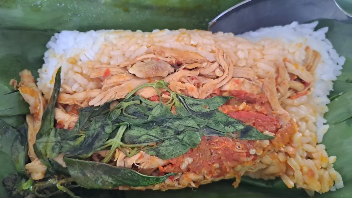 Nasi bakar dengan beragam pilihan isian menjadi alternatif sarapan praktis bagi masyarakat yang memiliki aktivitas padat sejak pagi. (Shinta untuk Radar Banyuwangi)