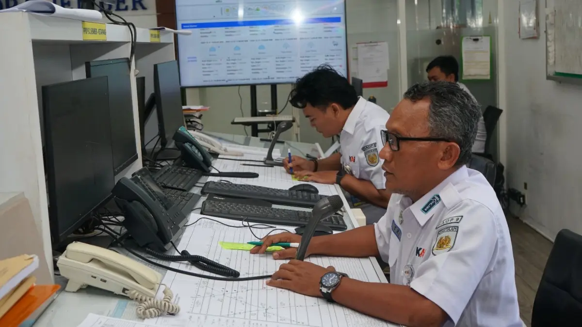Petugas dan sarana kereta api menjadi bagian dari rangkaian pekerjaan yang mendukung ketepatan waktu perjalanan kereta api. (KAI)