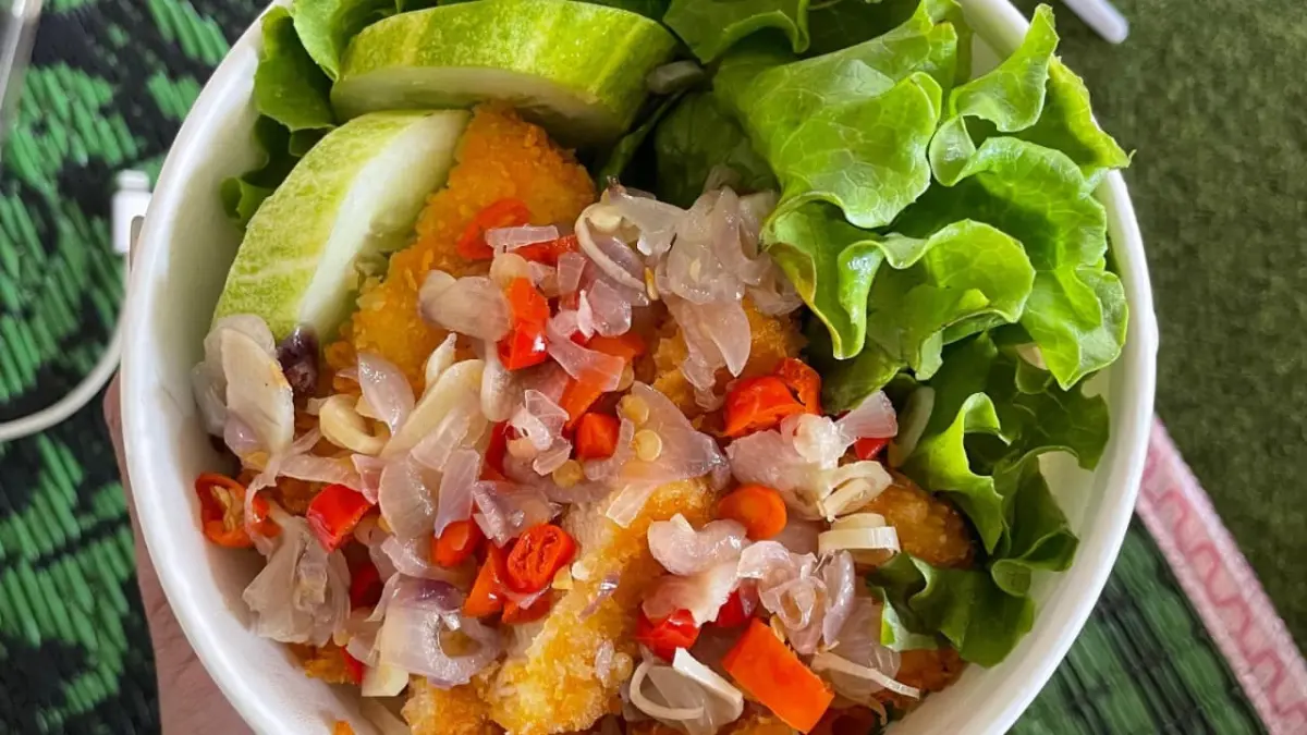 Rice bowl ayam crispy dengan sambal matah, timun, dan selada menawarkan perpaduan rasa gurih, pedas, serta segar dalam satu sajian praktis. (Desila untuk Radar Banyuwangi)
