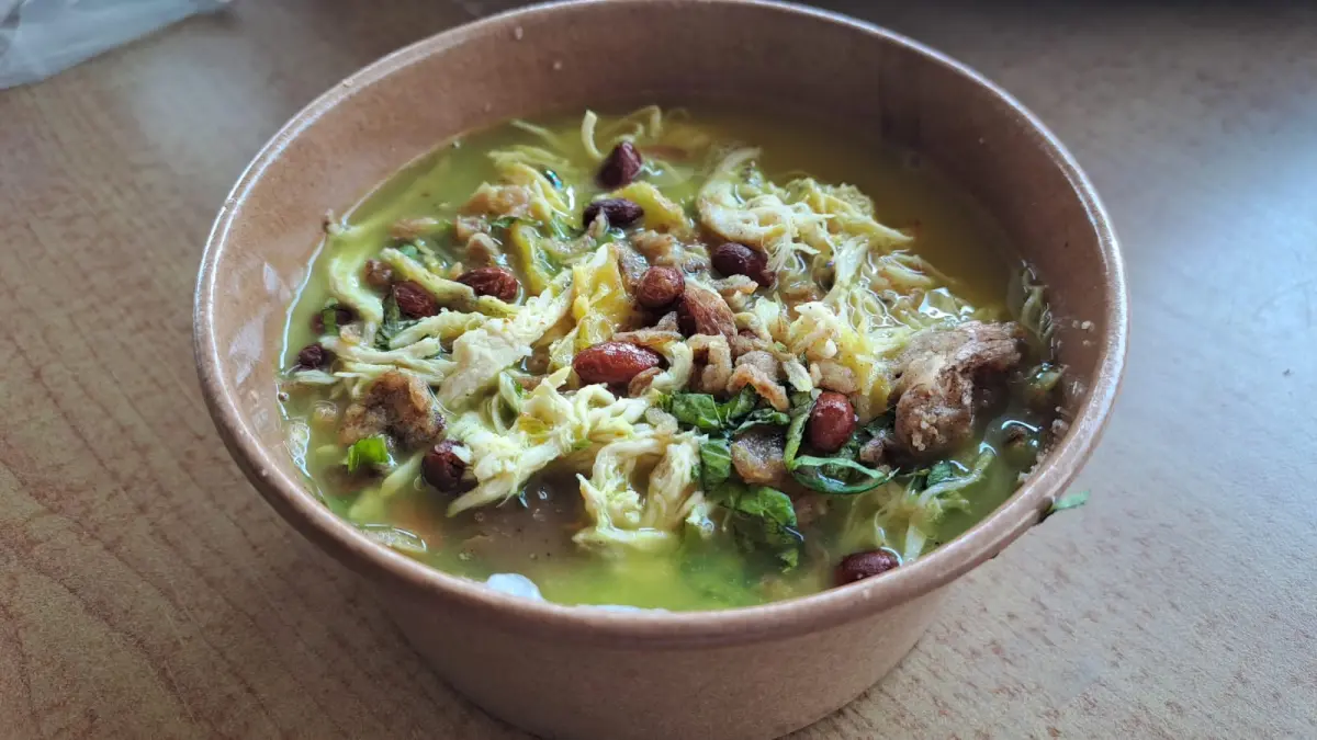 Semangkuk bubur ayam menjadi pilihan sarapan yang digemari. Mengatur porsi, komposisi, dan pelengkap dapat membantu membuat menu sarapan lebih seimbang. (Shinta untuk Radar Banyuwangi)