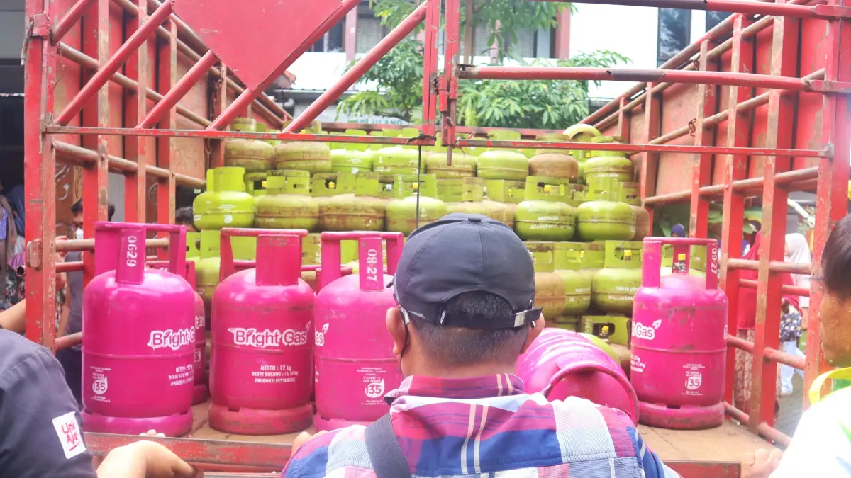 Truk bermuatan gas elpiji saat mengirim tabung gas ke salah satu toko di Kecamatan Genteng, Jumat (11/9). (Salis Ali/Radar Banyuwangi)