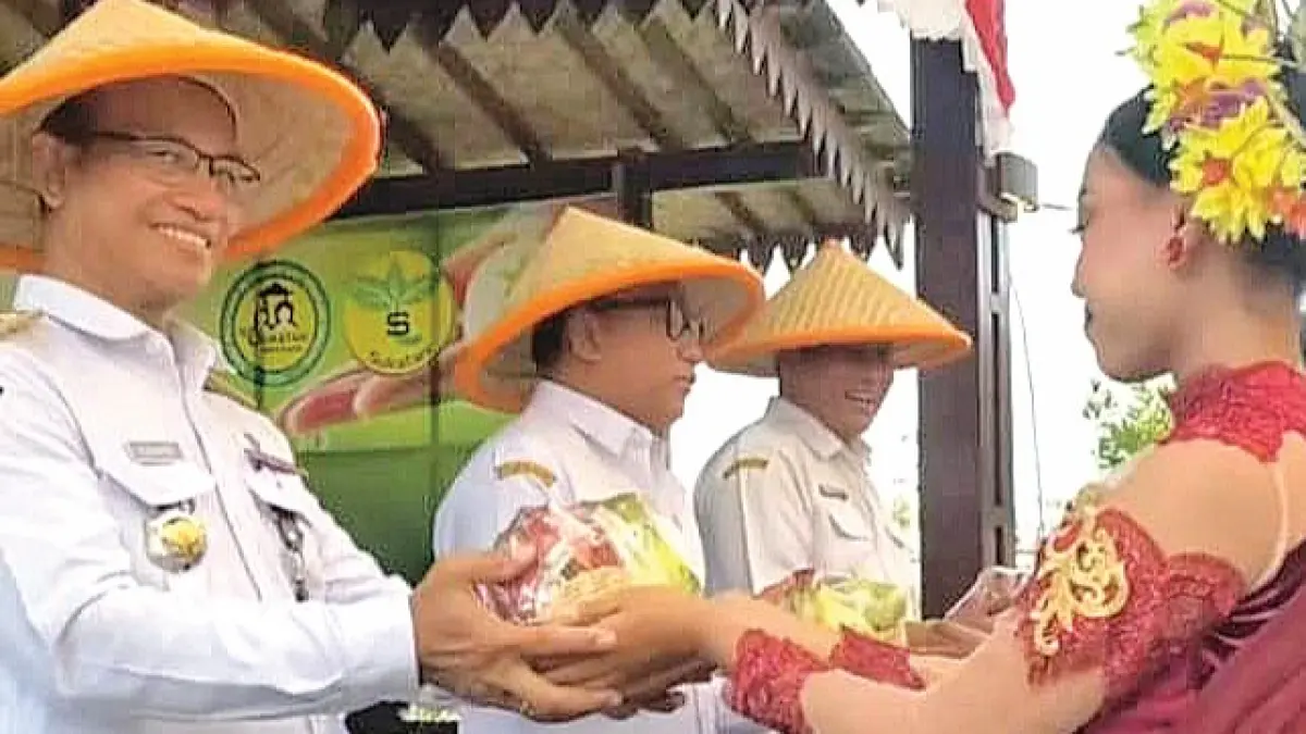 Wabup Mujiono didampingi Kepala Dispertan Danang Hartanto menghadiri gesah tani di Kecamatan Purwoharjo. (Dispertan untuk Radar Banyuwangi)