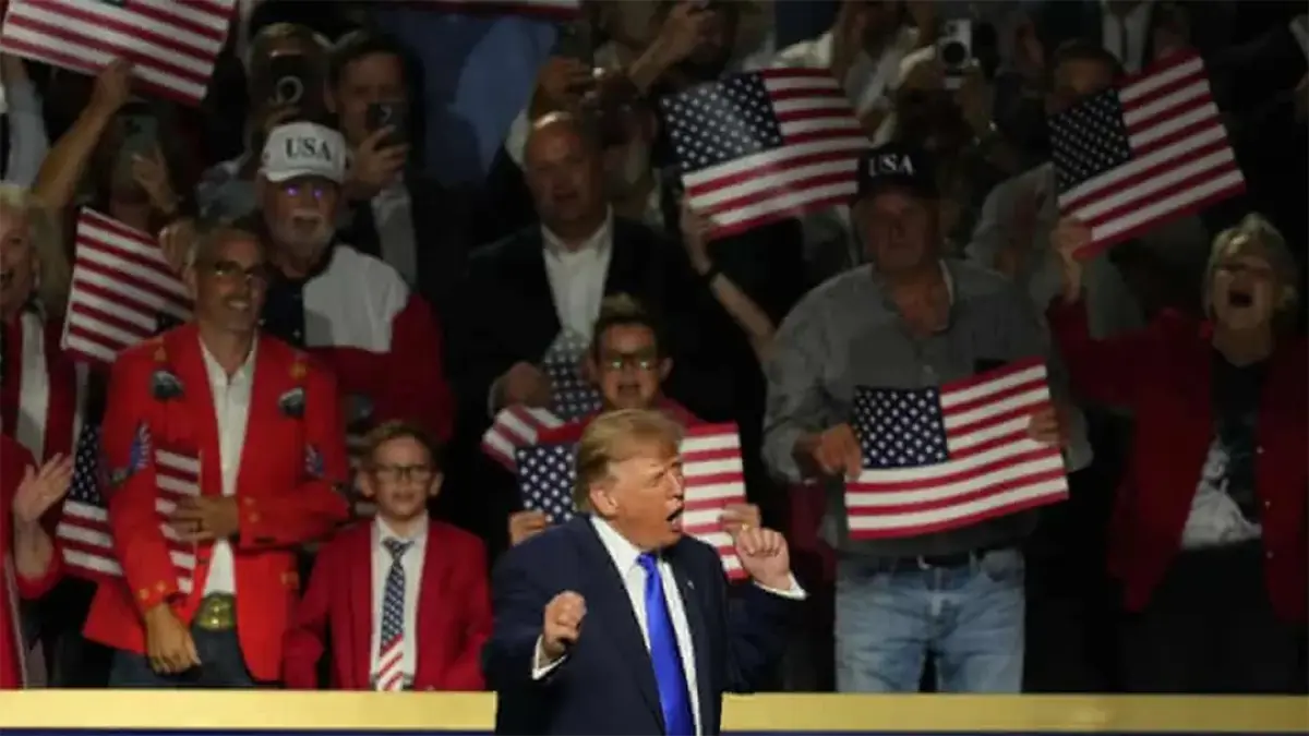 Donald Trump saat menyampaikan pidato dalam konvensi Partai Republik untuk menghadapi pemilu paruh waktu AS 2026 di Dallas, Texas (The Guardian)