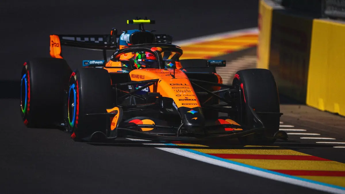 Lando Norris memacu McLaren dalam kualifikasi GP Spanyol perdana di Madring dan merebut pole position setelah mengungguli Kimi Antonelli hanya dengan selisih 0,011 detik. (McLaren)