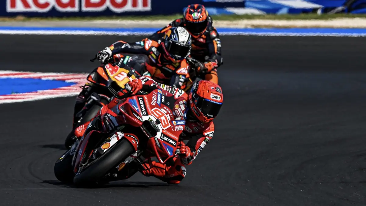 Marc Marquez memimpin Sprint MotoGP San Marino 2026 di Misano. Pembalap Ducati itu finis pertama setelah mempertahankan keunggulan 1,068 detik atas Marco Bezzecchi. (MotoGP)