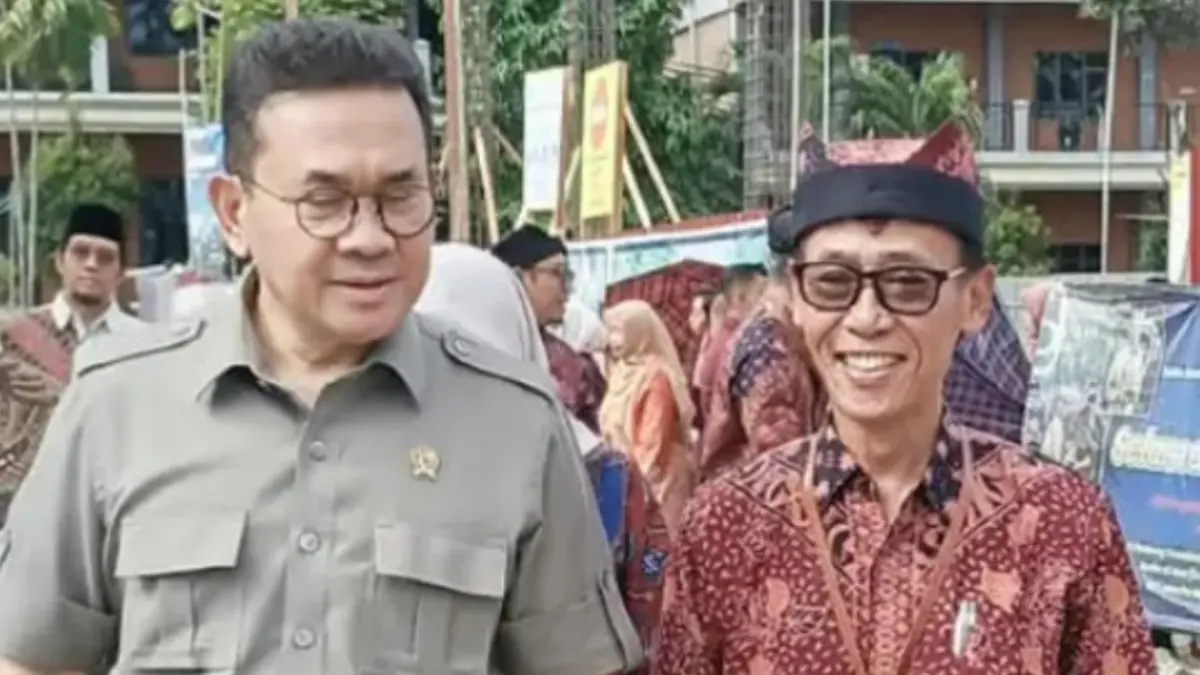 Menteri Perdagangan (Mendag) RI Dr. Budi Santoso (kiri) di dampingi Rektor UNIDSOE Dr. Soekardjo