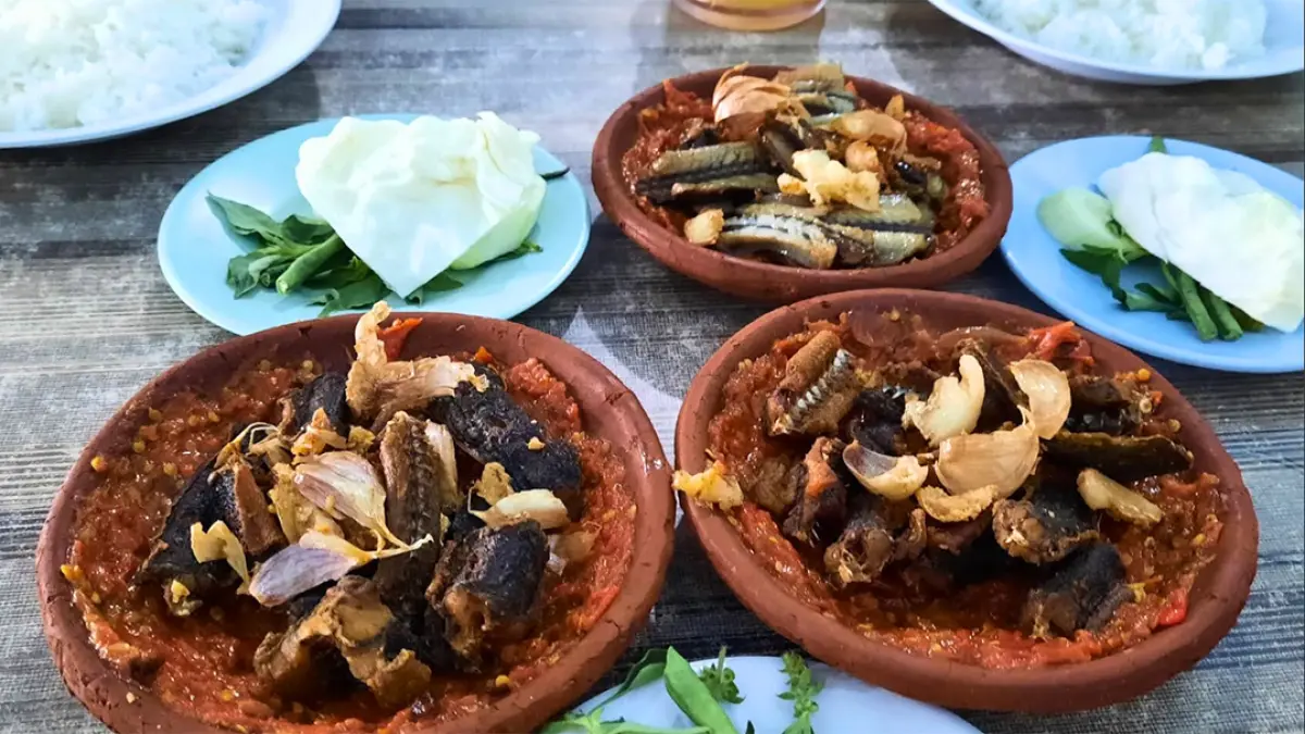 Menu belut dengan sambal lezat dan harga terjangkau (Gmaps Spesial Belut Surabaya H. Poer)