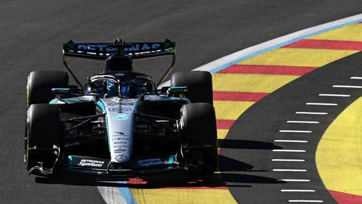 Pembalap Formula 1 beradaptasi dengan karakter Madring yang cepat dan teknis, sementara graining ban menjadi persoalan utama dalam latihan bebas. (F1)