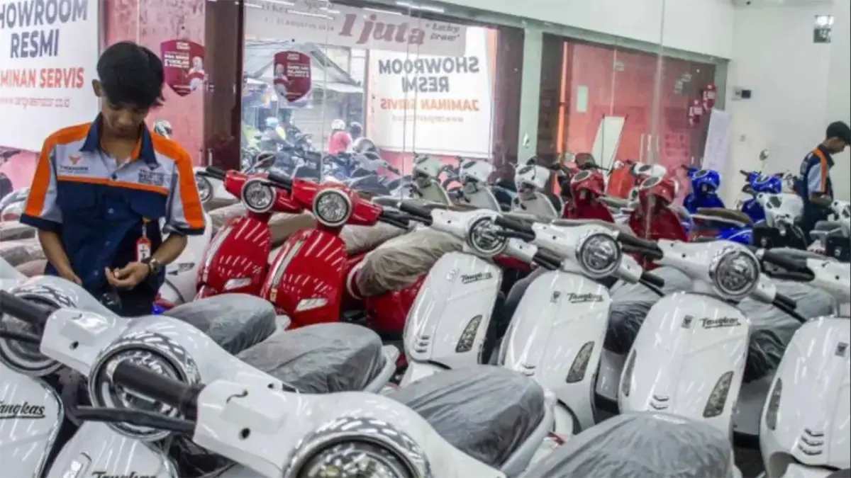 Pramuniaga memeriksa kelengkapan motor listrik di sebuah dealer di Ngamprah, Kabupaten Bandung Barat, Jawa Barat. (ANTARA /Abdan Syakura)