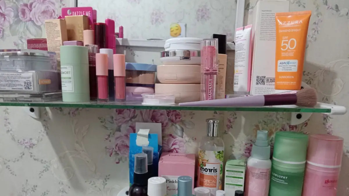 Rak dinding kaca bertingkat dimanfaatkan untuk menata koleksi skincare dan makeup sekaligus menghemat ruang di area dandan. (Balquisse untuk Radar Banyuwangi)