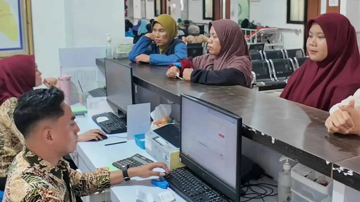 Sejumlah warga saat mengantre layanan kesehatan di RSUD Genteng, Sabtu (12/9). (Salis Ali/Radar Banyuwangi)