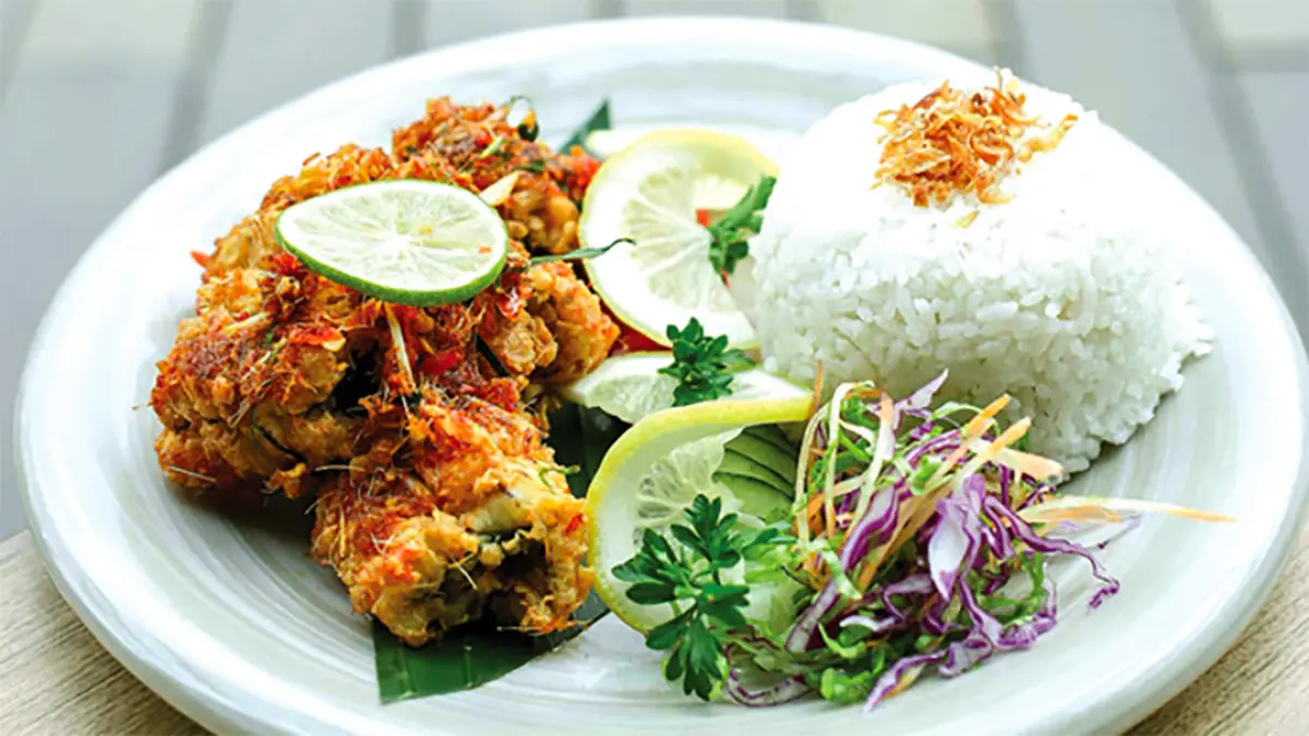 SENSASI PEDAS: Sajian lengkap belut krispi dengan sambal rica-rica ini bisa untuk makan siang dan malam. (Alfian Rizal/Jawa Pos)