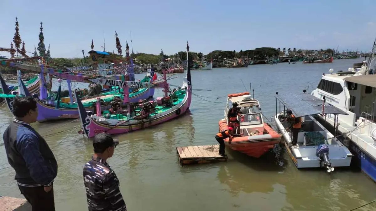 Tim SAR gabungan mengevakuasi jenazah yang ditemukan di Perairan Sengrong dekat Alas Purwo menuju Pelabuhan Boom Banyuwangi setelah bertolak dari posko taktis Pelabuhan Muncar, Sabtu (12/9). (Enggar for Radar Banyuwangi)