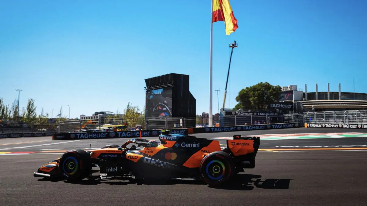 Lando Norris menjadi pembalap tercepat dalam kualifikasi GP Spanyol 2026 di Sirkuit Madring, Madrid, dan akan memulai balapan dari pole position. Keunggulan hanya 0,011 detik atas Andrea Kimi Antonelli membuat persaingan baris depan diprediksi berlangsung ketat. (McLaren)