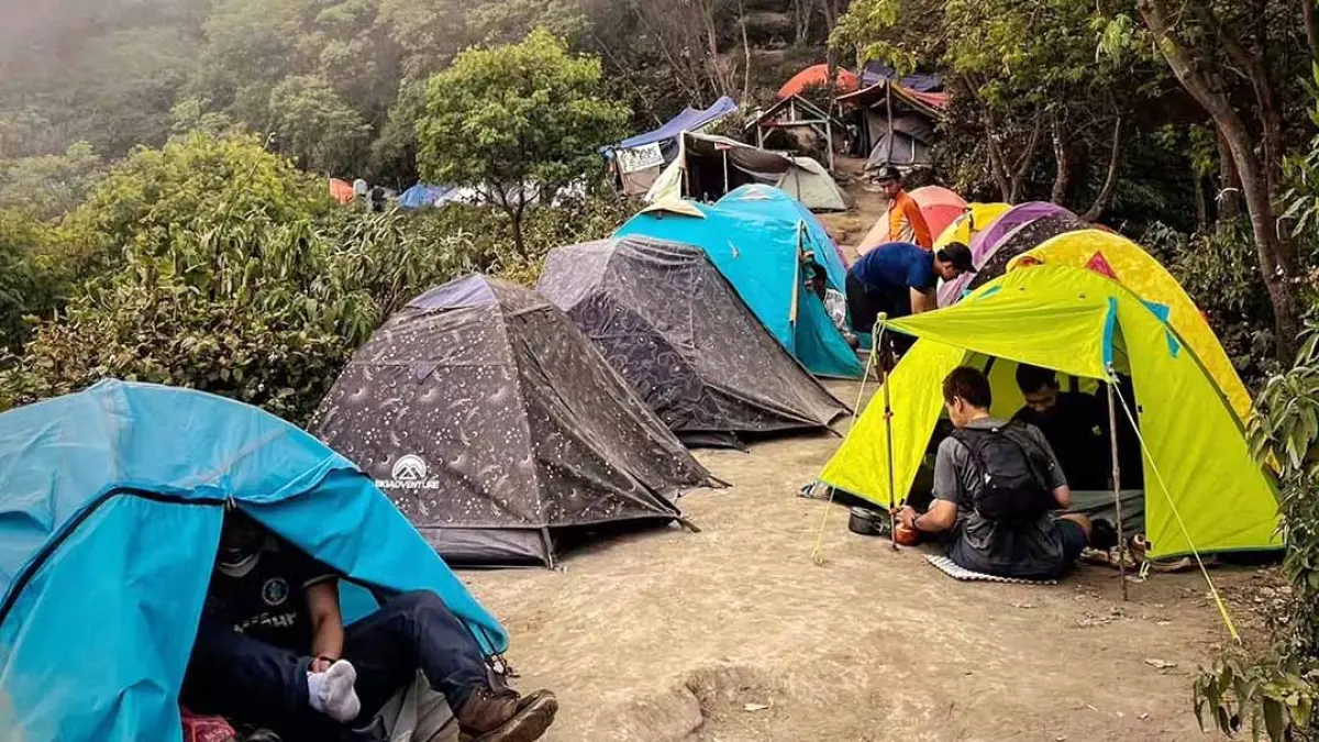 KEMBALI DIBUKA: Aktivitas pendakian Gunung Raung beberapa pekan lalu. (EKO for Radar Banyuwangi)
