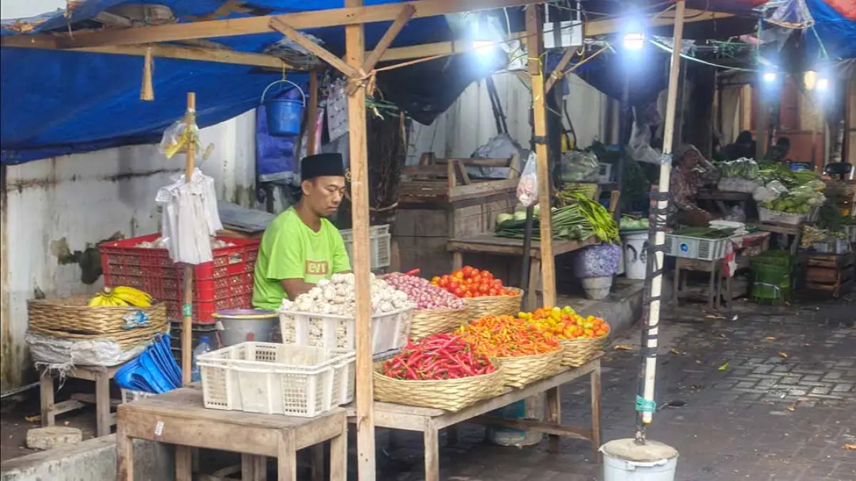 MENUNGGU PEMBELI: Pedagang cabai dan aneka bumbu masakan menjajakan dagangan di Pasar Banyuwangi, Minggu (13/9). (Ksatria Raya/Radar Banyuwangi)