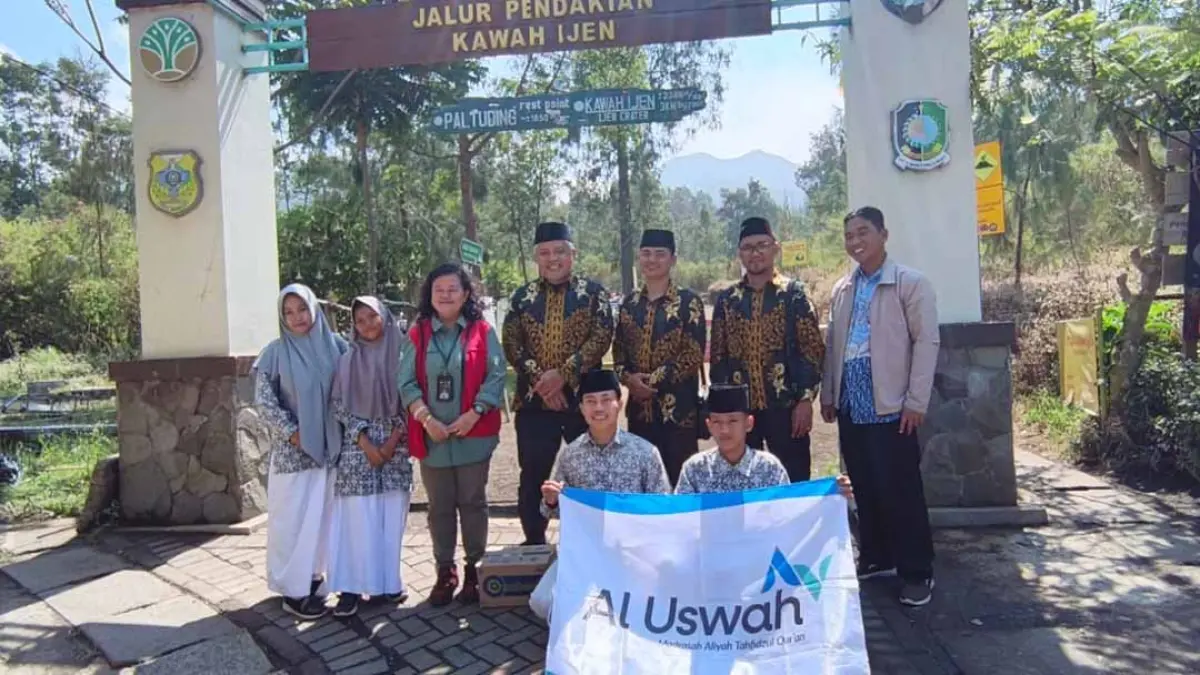 PEDULI LINGKUNGAN: Selain menjalani LDKS, para anggota OSIM MA Tahfidzul Qur’an juga membantu tim pemadaman kebakaran di kawasan Gunung Ijen. (Al Uswah for Radar Banyuwangi)