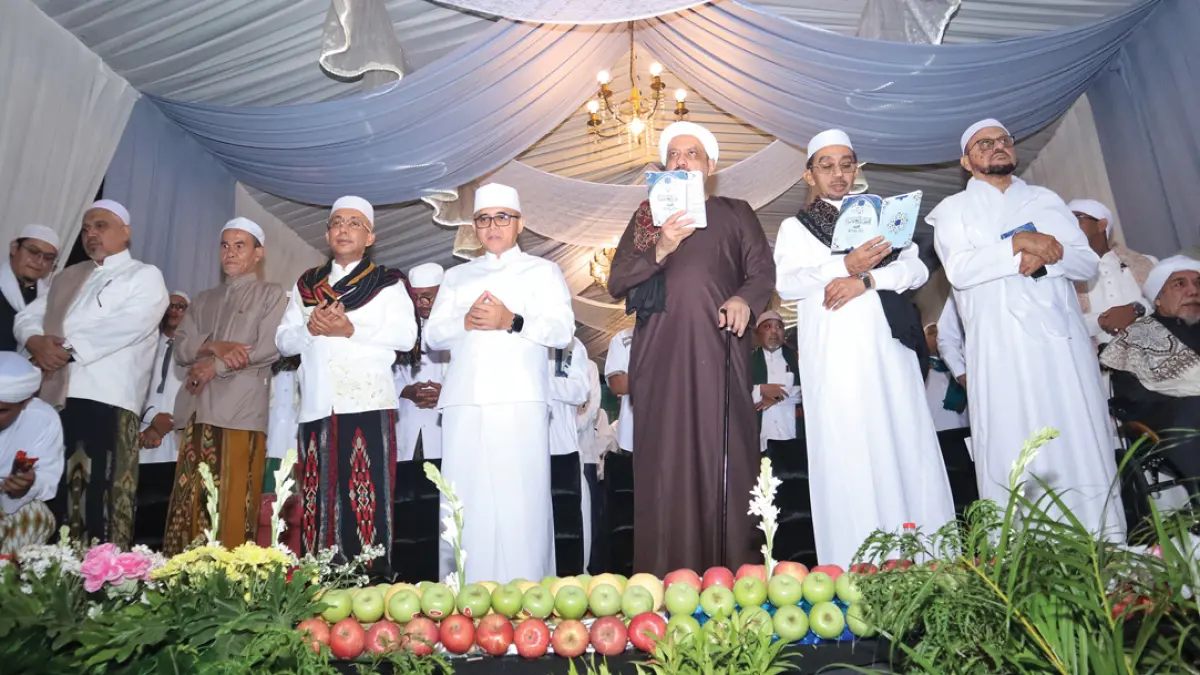 TAMU PENTING: Owner Meubel Bang Hasyim, Habib Hasyim bin Alwi bin Ali Al Haddar didampingi Bupati Banyuwangi 2010-2021 dan Menpan RB 2022-2024 Abdullah Azwar Anas, dan Ketua Umum Rabithah Alawiyah, Habib Taufiq bin Abdul Qadir bin Husein Assegaf. (Salis Ali/Radar Banyuwangi)