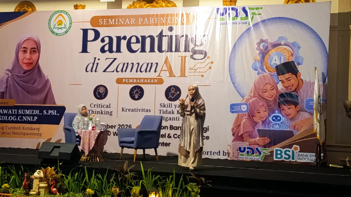 PENTING : Seminar Parenting tentang pemanfaatan AI dalam mendidik anak memerlukan keterlibatan aktif orang tua. inilah yang disampaikan Yirawati Sumedi sebagai narasumber seminar yang diselenggarakan YPDI Al Qomar pada Sabtu (12/9) di Blambangan Ballroom Aston Hotel Banyuwangi. (Gerda/RadarBanyuwangi.id)
