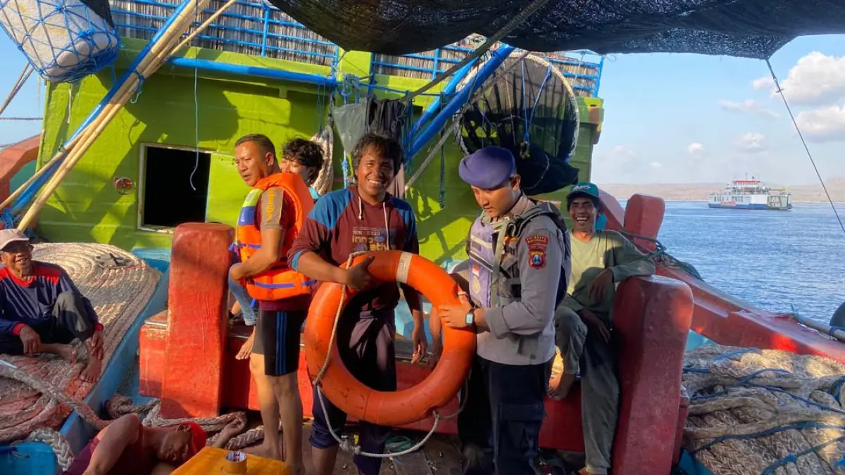 Anggota Satpolairud Polresta Banyuwangi memberikan imbauan kepada nelayan yang melaut di perairan Selat Bali, Senin (14/9). (Satpolairud for Radar Banyuwangi)