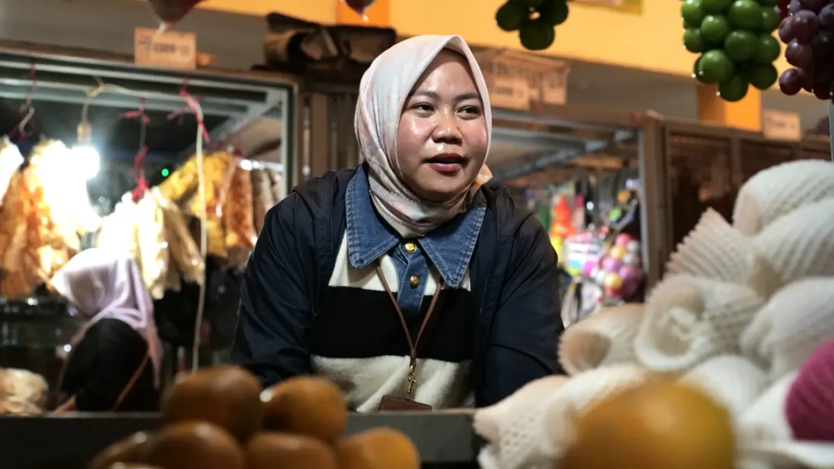 Dewi Natalia 15 tahun menjadi Mantri BRI. Ia mendampingi 380 debitur mikro dan berani menghadapi tekanan rentenir demi pedagang kecil. (Foto: BRI)