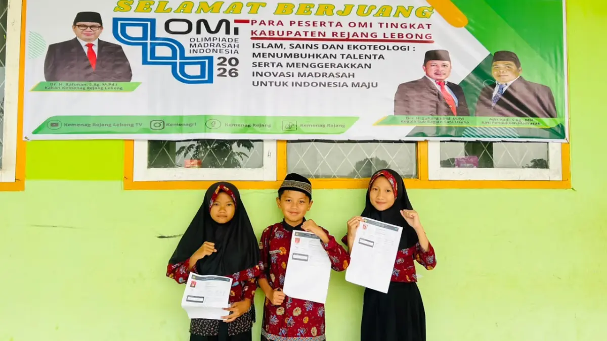 Dua siswi MIS Muhammadiyah 14 Talang Ulu, Ghaziyyah dan Razita, lolos OMI Provinsi Bengkulu setelah meraih Juara 1 dan 3 Matematika. (kemenagrejanglebong.com)