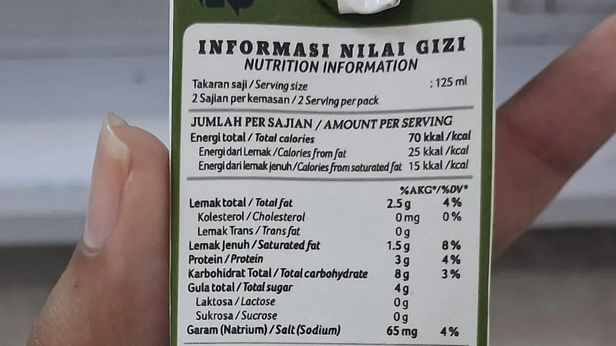 Konsumen perlu membaca daftar komposisi serta tabel nilai gizi untuk mengetahui kandungan produk. (Shinta untuk Radar Banyuwangi)