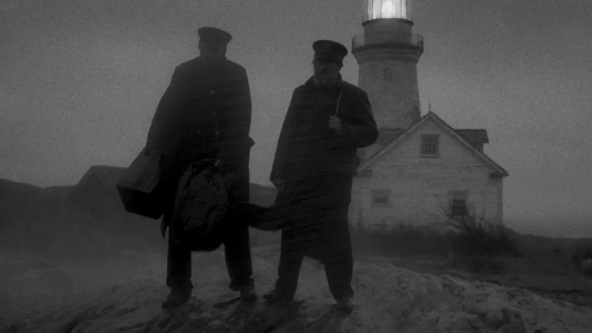 Suasana terisolasi dan cuaca ganas menjadi elemen penting dalam The Lighthouse, sekaligus mencerminkan kondisi berat yang benar-benar dihadapi kru selama proses syuting. (A24 Films)