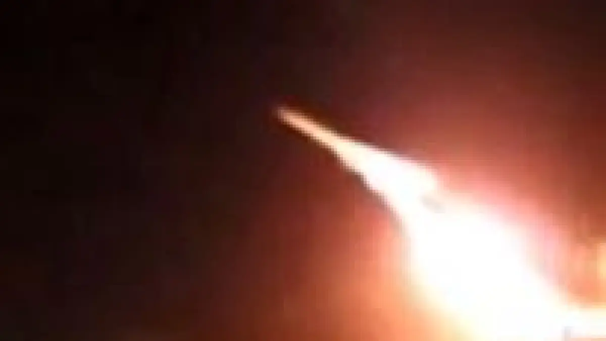Televisi pemerintah Iran merilis klip video yang memperlihatkan rudal balistik Teheran menggempur dua kapal perang Amerika Serikat. (REUTERS/Chalinee Thirasupa)
