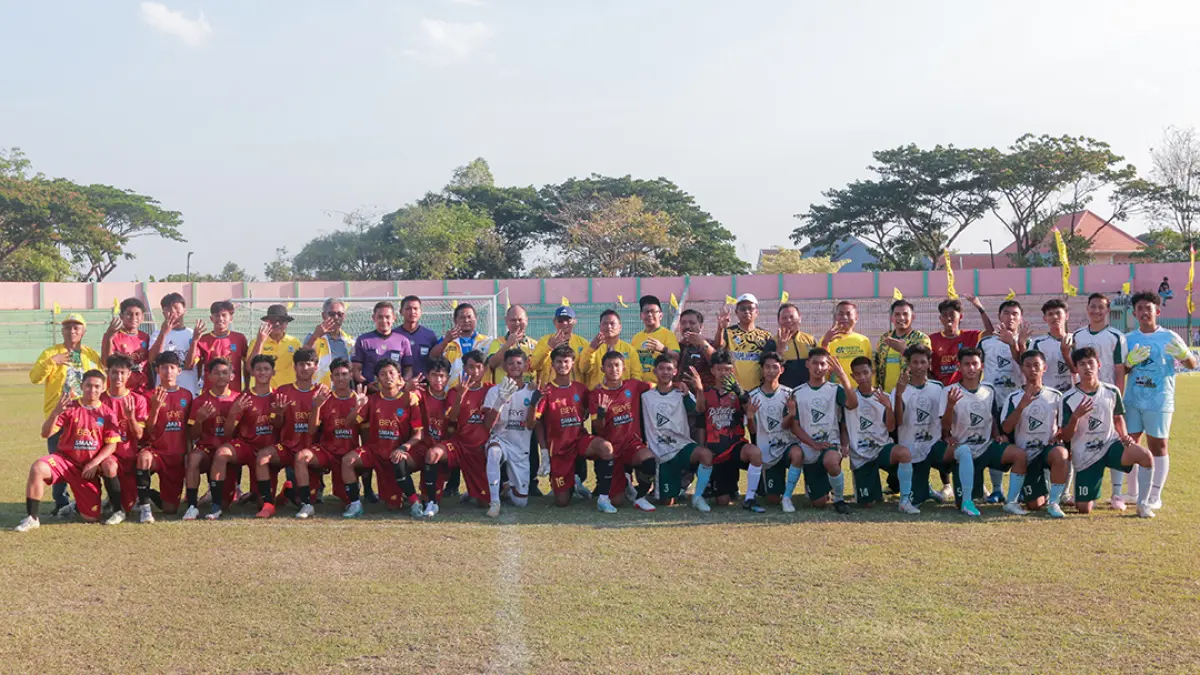 SPORTIFITAS: Bendara DPD Partai Golkar Jatim Eko Wahyudi (tengah atas) berfoto bersama jajaran DPD Partai Golkar Jatim dan DPD Partai Golkar tiga kabupaten jelang laga final di Stadion Letjend Soedirman (SLS) kemarin (15/8). Hasilnya SMAN 3 Bojonegoro berhasil meriah juara pertama dalam Turnamen Bahlil Minisoccer Asyik Menuju Puncak Zona 5 Bojonegoro, Tuban, dan Lamongan. (Andika Feriawan/RDR.BJN)