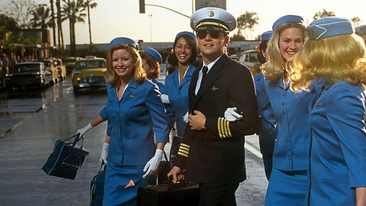 Catch Me If You Can adalah permainan psikologis tentang Frank Abagnale, identitas palsu, manipulasi, dan pencarian figur ayah. (Netflix)