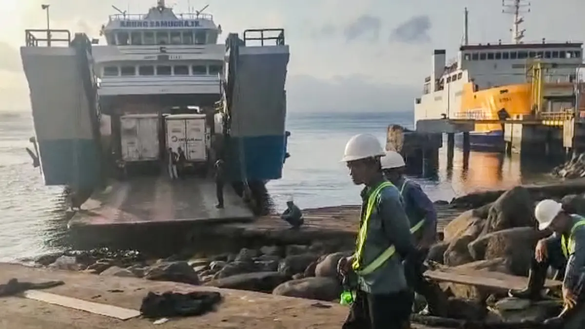 HAMBAT GERAK KAPAL: Anomali pasang surut mengakibatkan kapal kesulitan bersandar di dermaga LCM Ketapang. (Ramada Kusuma/Radar Banyuwangi)